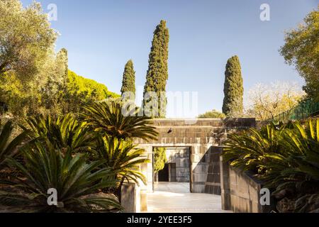 Zichron Yaakov, Israele - 20 ottobre 2024, ingresso alla tomba nel parco con palme barone Israel Ramat Hanadiv, Park, barone Edmund James de Rothsc Foto Stock