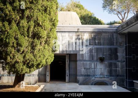 Zichron Yaakov, Israele - 20 ottobre 2024, ingresso alla tomba nel parco con palme e cipresso barone Israel Ramat Hanadiv, Park, barone Edmund Ja Foto Stock