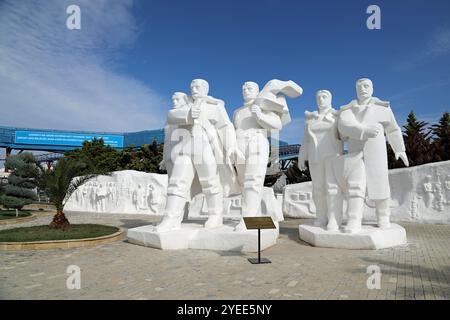 Monumento ai petrolieri di epoca sovietica a Neft Daslari nel Mar Caspio Foto Stock