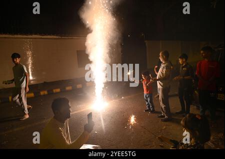 Nuova Delhi, India. 30 ottobre 2024. NUOVA DELHI, INDIA - OTTOBRE 30: I bambini scoppiano i cracker alla vigilia di Diwali il 30 ottobre 2024 a nuova Delhi, India. (Foto di Arvind Yadav/Hindustan Times/Sipa USA) credito: SIPA USA/Alamy Live News Foto Stock