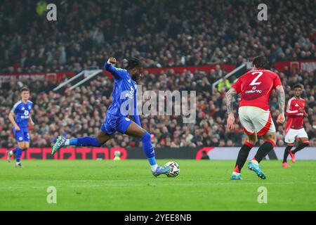 Stephy Mavididi di Leicester City tira in porta durante la Carabao Cup ultima 16 partita Manchester United vs Leicester City a Old Trafford, Manchester, Regno Unito, 30 ottobre 2024 (foto di Gareth Evans/News Images), il 10/30/2024. (Foto di Gareth Evans/News Images/Sipa USA) credito: SIPA USA/Alamy Live News Foto Stock