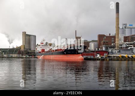 MTM TORTOLA, petroliera e chimichiera, che naviga sotto la bandiera di Singapore, ormeggiata nel porto cittadino di Karlshamn. Foto Stock