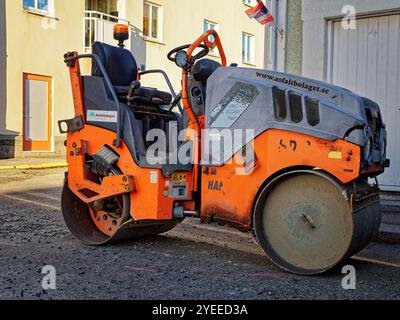 Un piccolo rullo tandem in piedi sulla strada dopo una giornata di lavoro. Foto Stock