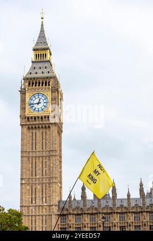 Londra, Schiedam, Regno Unito. 30 ottobre 2024. Una bandiera con la scritta "Not My King" viene issata davanti a Westminster Hall e allo storico orologio Big Ben. Il 30 ottobre 2024, il gruppo di difesa contro la monarchia Republic UK ha protestato di fronte alle camere del Parlamento del Regno Unito in occasione del "budget Day”, il giorno in cui il governo britannico annuncia il suo bilancio per l'autunno 2024. Il gruppo ha protestato contro il costo della monarchia britannica sui contribuenti. (Credit Image: © James Petermeier/ZUMA Press Wire) SOLO PER USO EDITORIALE! Non per USO commerciale! Foto Stock