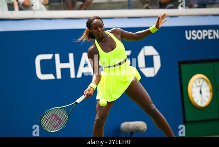 La tennista americana Alycia nella sua prima partita di qualificazione agli US Open 2024 di Flushing Meadows . 26 agosto 2024 Foto Stock