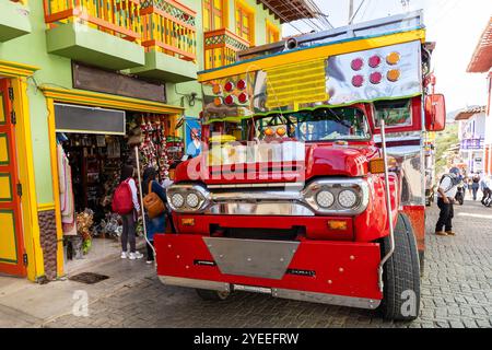 Jerico, Antioquia - Colombia. 25 ottobre 2024. Trasporto colorato e autoctono delle città colombiane. Foto Stock