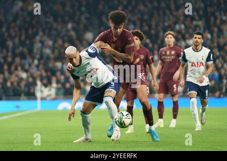 Londra, Regno Unito. 30 ottobre 2024. Richarlison del Tottenham Hotspur sotto la pressione di Nico o'Reilly del Manchester City durante il Tottenham Hotspur FC contro Manchester City FC Carabao Cup Round of 16 match al Tottenham Hotspur Stadium, Londra, Inghilterra, Regno Unito il 30 ottobre 2024 Credit: Every Second Media/Alamy Live News Foto Stock