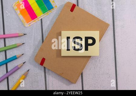 Testo ISP scritto sul blocco note su sfondo blu. Foto Stock