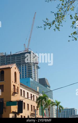 Ampia vista est verso lo skyline del centro di San Pietroburgo vicino a Central Ave. Edifici alti in costruzione con gru temporanee contro un cielo blu. G Foto Stock