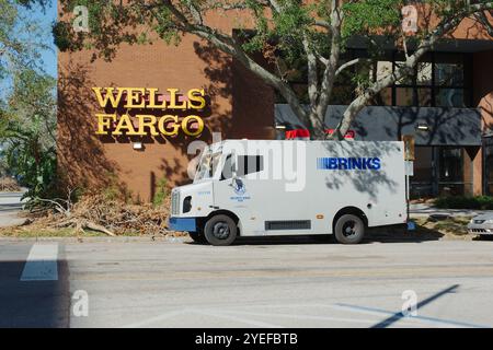 Wells Fargo Bank con il camion blindato Brinks davanti. Edificio in mattoni e albero. Sole del mattino presto. Uso editoriale solo 29 ottobre 2024, San Pietroburgo Foto Stock