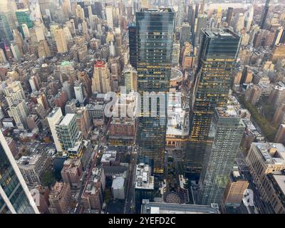 Vista aerea della vivace New york manhattan con alti grattacieli e edifici densamente affollati dalla piattaforma di osservazione Edge Foto Stock