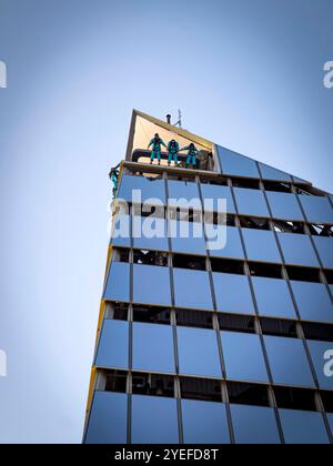 Gruppo di persone che indossano uniformi in piedi in cima al bordo, hudson Yards, New york, la più recente attrazione turistica della città, il ponte sopraelevato Foto Stock