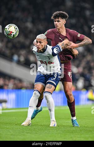 Tottenham Hotspur Stadium, Londra, Regno Unito. 30 ottobre 2024. Carabao Cup ultimi 16 calcio, Tottenham Hotspur contro Manchester City; Richarlison del Tottenham Hotspur tiene fuori Nico o'Reilly del Manchester City Credit: Action Plus Sports/Alamy Live News Foto Stock