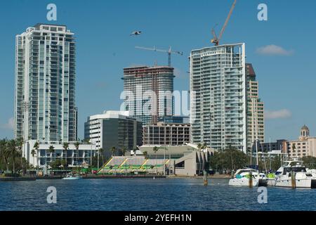Vista da Bayshore Dr. Vicino ad Albert Whitted, linee principali della strada nel bacino sud degli yacht a St. Petersburg, Florida. Verso lo skyline del centro con il verde Foto Stock