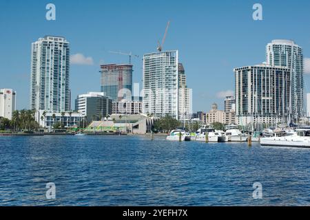 Vista da Bayshore Dr. Vicino ad Albert Whitted, linee principali della strada nel bacino sud degli yacht a St. Petersburg, Florida. Verso lo skyline del centro con il verde Foto Stock