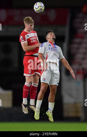 Olympique Lyonnais Alejandro Gomes Rodriguez viene battuto per il titolo da Harley Hunt del Middlesbrough durante la partita di Premier League International Cup tra Middlesbrough e Olympique Lyonnais al Riverside Stadium di Middlesbrough mercoledì 30 ottobre 2024. (Foto: Scott Llewellyn | mi News) crediti: MI News & Sport /Alamy Live News Foto Stock