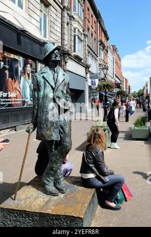 Statua in ottone a grandezza naturale dello scrittore James Joyce scolpita da Marjorie Fitzgibbon, situata in North Earl Street vicino a o'Connell Street a Dublino, Irlanda. Foto Stock