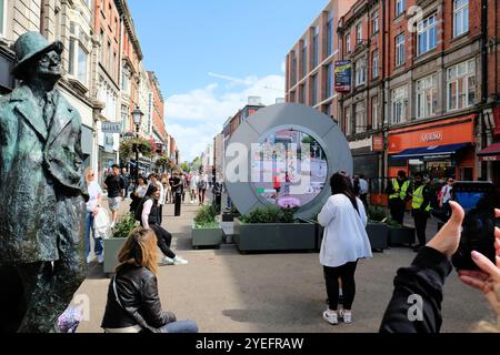 Statua di James Joyce vicino al portale di Dublino, Irlanda; un ponte visivo di tecnologia pubblica in diretta streaming che collega Dublino e New York. Foto Stock