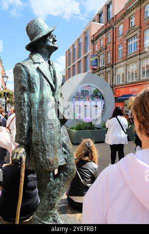 Statua di James Joyce vicino al portale di Dublino, Irlanda; un ponte visivo di tecnologia pubblica in diretta streaming che collega Dublino e New York. Foto Stock