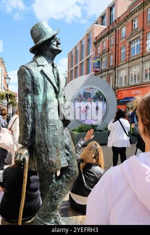 Statua di James Joyce vicino al portale di Dublino, Irlanda; un ponte visivo di tecnologia pubblica in diretta streaming che collega Dublino e New York. Foto Stock