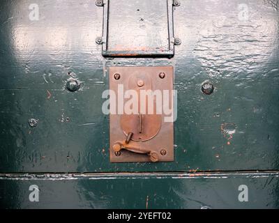 Chiave chiusa o spioncino con coperchio scorrevole sulla porta di una cella della prigione; Kilmainham Gaol a Dublino, Irlanda; storica prigione irlandese convertita in museo. Foto Stock