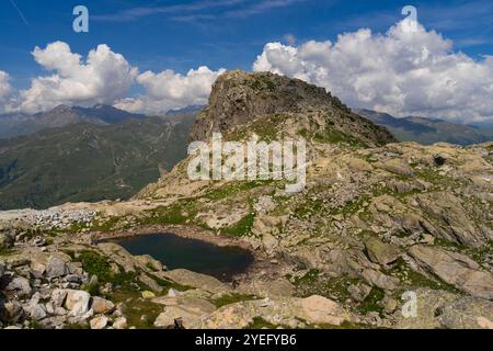 Paesaggio delle Montagne Rocciose con piccolo laghetto alpino Foto Stock