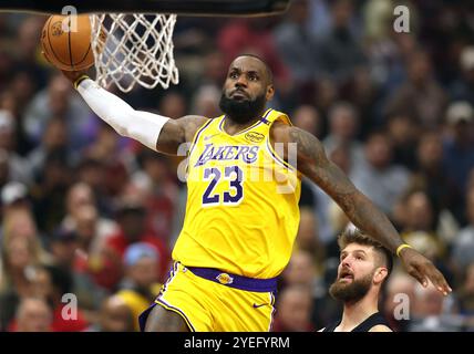 Cleveland, Stati Uniti. 30 ottobre 2024. I Los Angeles Lakers LeBron James (23) sprofonda nel primo quarto contro i Cleveland Cavaliers a Cleveland, Ohio mercoledì 30 ottobre 2024. Foto di Aaron Josefczyk/UPI credito: UPI/Alamy Live News Foto Stock