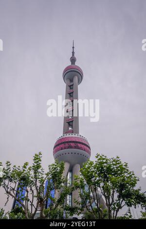 Shanghai, Cina - 30 dicembre 2022: L'Oriental Pearl Tower, la struttura più alta della Cina, che domina lo skyline di Shanghai, vista dal Bund Foto Stock