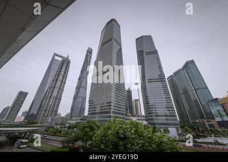 Shanghai, Cina - 30 dicembre 2022: Passeggiare per il quartiere Pudong a Shanghai vicino ai grattacieli. Foto Stock