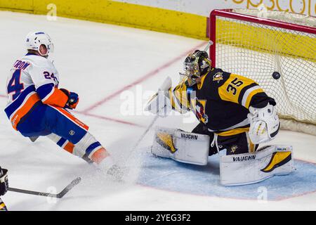 30 ottobre 2024: Bridgeport Islanders Fredrik KarlstrÃ¶m.. L'attaccante (24) segna un gol oltre Wilkes barre Scranton Penguins Tristan Jarry (35) durante una partita di hockey in AHL alla Total Mortgage Arena di Bridgeport, CT. Rusty Jones/Cal Sport Media Foto Stock