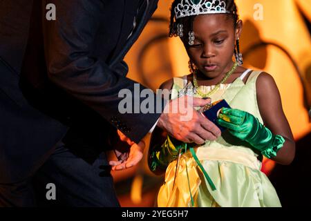 Washington, Stati Uniti. 30 ottobre 2024. Il presidente Joe Biden distribuisce caramelle ai trick-or-Treaters sul South Lawn della Casa Bianca a Washington DC mercoledì 30 ottobre 2024. Foto di Bonnie Cash/Pool/ABACAPRESS. COM credito: Abaca Press/Alamy Live News Foto Stock