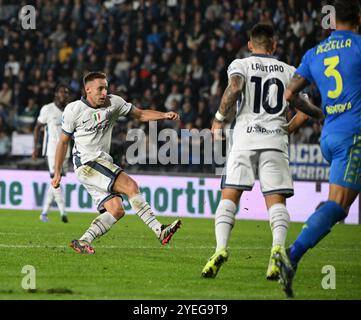 Empoli, Italia. 30 ottobre 2024. Davide Frattesi (L) dell'Inter Milan segna il suo secondo gol in una partita di serie A tra Empoli e Inter Milan a Empoli, Italia, 30 ottobre 2024. Crediti: Alberto Lingria/Xinhua/Alamy Live News Foto Stock