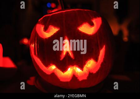 Nijmegen, Paesi Bassi. 30 ottobre 2024. Una vista di una zucca scolpita per Halloween. Con l'avvicinarsi della notte di Halloween, la gente visitò una fattoria vicino alla città di Nijmegen per comprare zucche da intagliare. Secondo gli agricoltori a causa del clima freddo e umido, il raccolto era del 30% in meno di zucche rispetto al solito. Credito: SOPA Images Limited/Alamy Live News Foto Stock