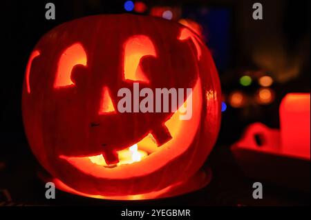 Nijmegen, Paesi Bassi. 30 ottobre 2024. Si vede una zucca intagliare con una faccia divertente. Con l'avvicinarsi della notte di Halloween, la gente visitò una fattoria vicino alla città di Nijmegen per comprare zucche da intagliare. Secondo gli agricoltori a causa del clima freddo e umido, il raccolto era del 30% in meno di zucche rispetto al solito. Credito: SOPA Images Limited/Alamy Live News Foto Stock