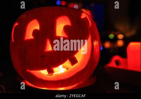 Nijmegen, Paesi Bassi. 30 ottobre 2024. Si vede una zucca intagliare con una faccia divertente. Con l'avvicinarsi della notte di Halloween, la gente visitò una fattoria vicino alla città di Nijmegen per comprare zucche da intagliare. Secondo gli agricoltori a causa del clima freddo e umido, il raccolto era del 30% in meno di zucche rispetto al solito. (Foto di Ana Fernandez/SOPA Images/Sipa USA) credito: SIPA USA/Alamy Live News Foto Stock