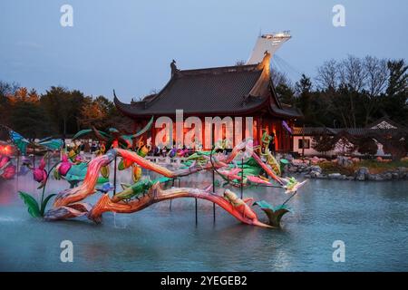 Montreal, Quebec, Canada. 30 ottobre 2024. I Giardini di luce del Giardino Botanico di Montreal sono iniziati. In quella che è diventata una tradizione stagionale, il sentiero dei Giardini della luce offre una spettacolare passeggiata immersiva attraverso i giardini illuminati delle prime Nazioni, cinesi e giapponesi. (Credit Image: © Serkan Senturk/ZUMA Press Wire) SOLO PER USO EDITORIALE! Non per USO commerciale! Foto Stock