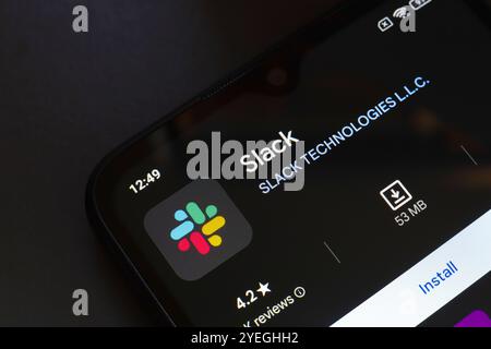 31 ottobre 2024, Brasile. In questa immagine, il logo dell'app Slack viene visualizzato sullo schermo di uno smartphone Foto Stock
