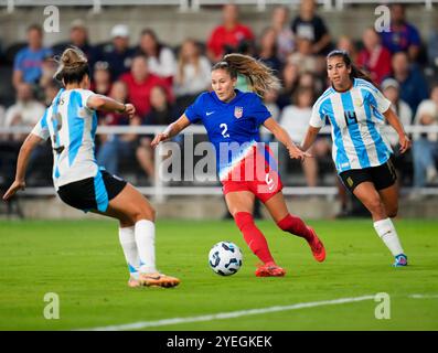 Louisville, Kentucky, Stati Uniti. 30 ottobre 2024. Ashley Sanchez (2), centrocampista degli Stati Uniti, ha combattuto contro il difensore argentino Adriana Sachs (2) durante un'amichevole di calcio internazionale il 30 ottobre 2024 a Louisville, Kentucky. Gli Stati Uniti hanno vinto, 3-0. (Credit Image: © Scott Coleman/ZUMA Press Wire) SOLO PER USO EDITORIALE! Non per USO commerciale! Foto Stock