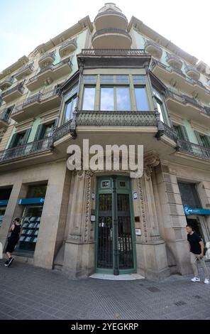 Un bell'edificio sulla Carrer de Balmes a Barcellona, Spagna. Foto Stock