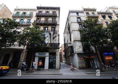 Splendidi edifici lungo la Carrer Gran de Gràcia a Barcellona, Spagna. Foto Stock