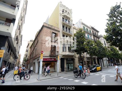 Splendidi edifici lungo la Carrer Gran de Gràcia a Barcellona, Spagna. Foto Stock