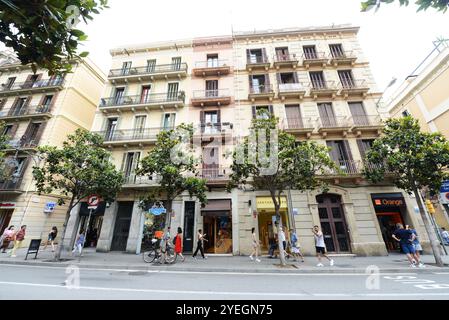 Splendidi edifici lungo la Carrer Gran de Gràcia a Barcellona, Spagna. Foto Stock