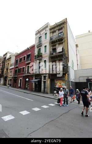 Splendidi edifici lungo la Carrer Gran de Gràcia a Barcellona, Spagna. Foto Stock