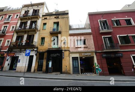 Splendidi edifici lungo la Carrer Gran de Gràcia a Barcellona, Spagna. Foto Stock