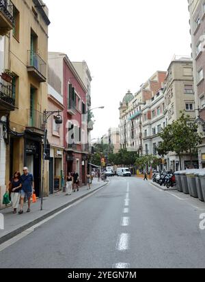 Splendidi edifici lungo la Carrer Gran de Gràcia a Barcellona, Spagna. Foto Stock