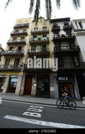 Splendidi edifici lungo la Carrer Gran de Gràcia a Barcellona, Spagna. Foto Stock