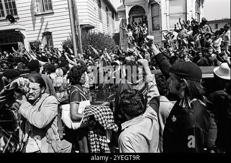 Oakland, California: 1971 circa il raduno per il funerale della Pantera Nera George Jackson a St. Chiesa Episcopale di Agostino. Foto Stock