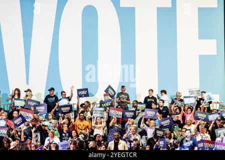 Harrisburg, Stati Uniti. 30 ottobre 2024. Gente che tiene i cartelli per uscire dalla manifestazione di voto al Pennsylvania Farm Show Complex di Harrisburg, Pennsylvania. (Foto di Michael Brochstein/Sipa USA) credito: SIPA USA/Alamy Live News Foto Stock