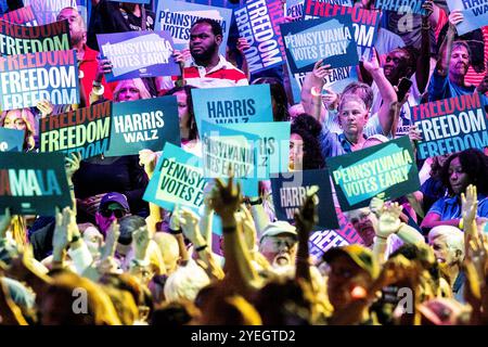 Harrisburg, Stati Uniti. 30 ottobre 2024. Gente che tiene i cartelli per uscire dalla manifestazione di voto al Pennsylvania Farm Show Complex di Harrisburg, Pennsylvania. (Foto di Michael Brochstein/Sipa USA) credito: SIPA USA/Alamy Live News Foto Stock