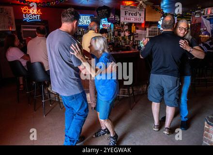 I clienti ballano al suono della musica cajun dal vivo al Freds Lounge, Mamou, Louisiana, USA Foto Stock